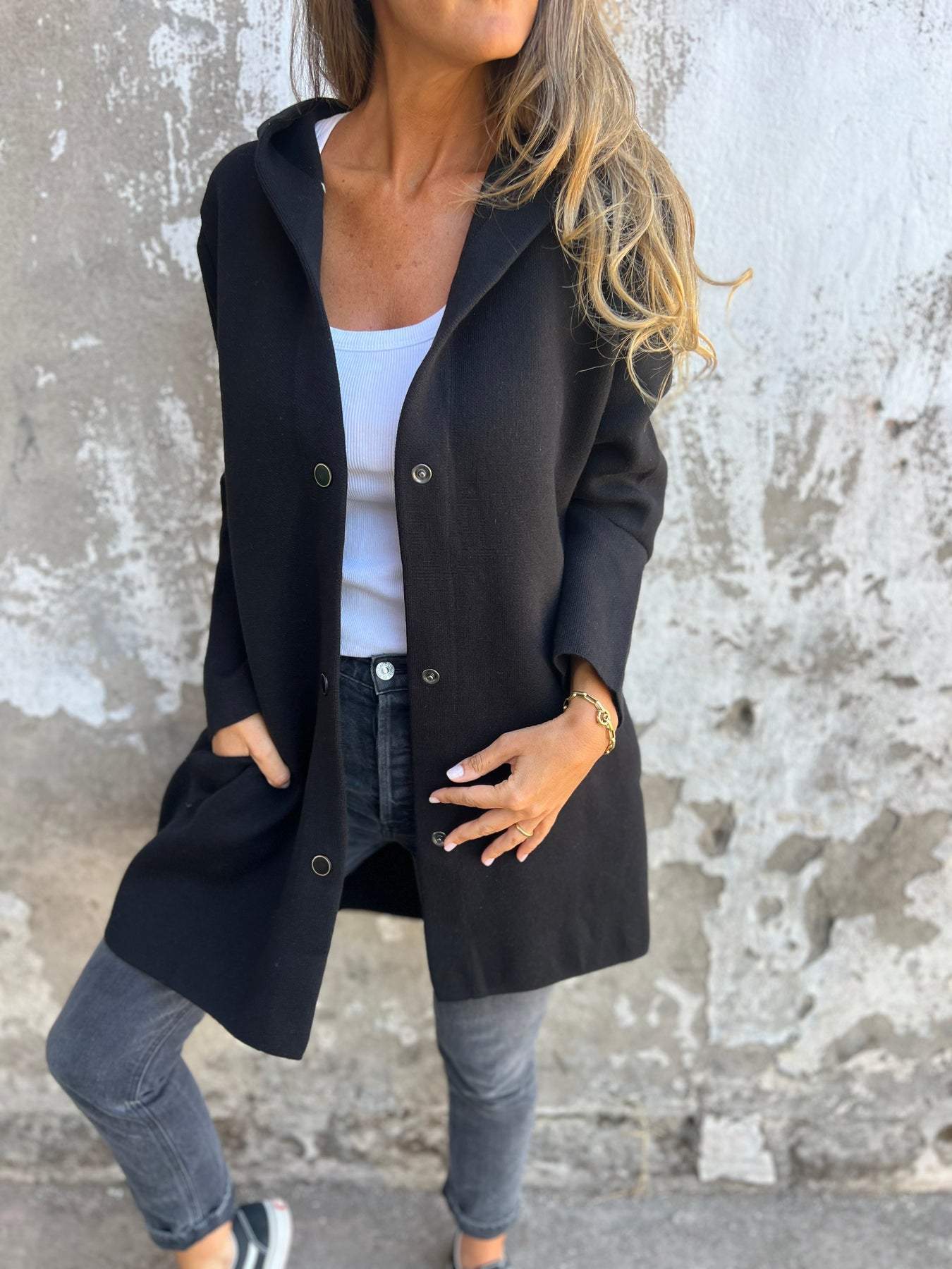 Malin | Strikkevest med knapper og hette